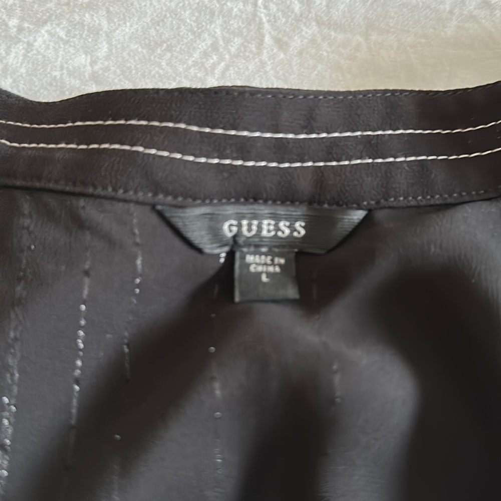 Like new Guess top off the shoulders